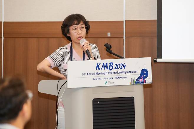 윤현진 아주대 첨단바이오융합대학 교수가 19일 부산 벡스코에서 열린 '2024 대체단백질 식품신소재 원천기술연구단 성과교류회’에서 발표하고 있다. 대체단백질식품신소재 원천기술연구단 제공