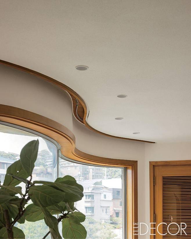거실의 커튼 소켓과 창문 프레임은 수려한 물결 형태다.