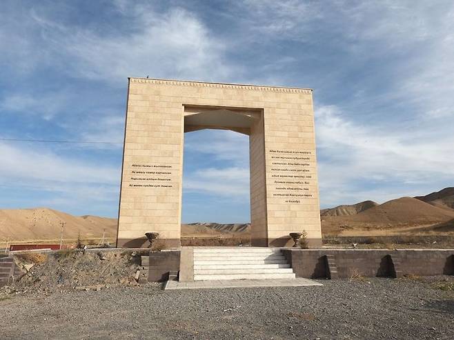 나린에 다다르자 개선문같이 생긴 커다란 조형물이 반긴다. 사진=김태원(tan)