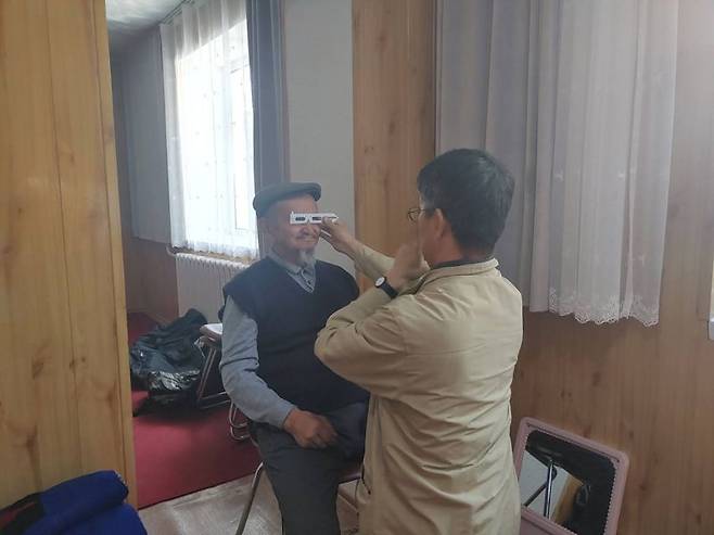 안경을 만들어 주는 자원봉사자 김쌤. 시력검사부터 안경제작까지 척척이다. 사진=김태원(tan)