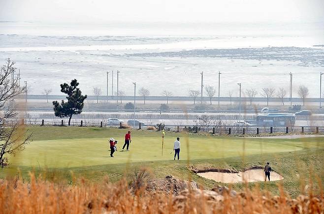 인천국제공항 인근 수도권 최대 72홀 대중골프장인 클럽72에서 플레이를 즐기는 골퍼들.(클럽72 제공) 2023.4.2(ⓒ뉴스1, 무단 전재-재배포 금지)