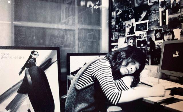 영화 ‘박쥐’의 시나리오를 쓸 때인 2007년 즈음, 서울 종로구 혜화동에 있던 모호필름 사무실(현재는 경기 고양시)에서 골똘히 생각 중인 정서경 작가. 그는 “시나리오를 쓰다가 잘 풀리지 않으면 손으로 뭔가를 쓰곤 했다”고 말했다. 그 모습을 박찬욱 감독이 흑백 필름 카메라로 찍은 것이다. 박 감독은 사진집을 내고 사진전도 연 사진 작가이기도 하다. 정서경 제공