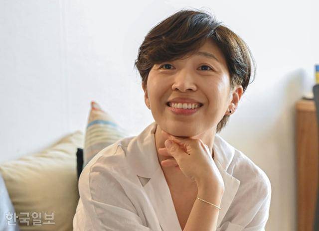 그가 새 드라마 ‘북극성’의 주연을 맡은 배우 전지현씨 얘기를 하며 환하게 웃고 있다. 그는 전지현씨가 맡은 문주 역을 애니메이션 ‘하울의 움직이는 성’ 속 소피에 빗댔다. 정다빈 기자