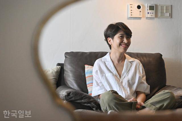 ‘정말 못 쓸 것 같다.’ 시나리오를 쓰다 보면, 그에게도 이런 위기가 찾아온다. 절망이 깊으면, 신기하게도 길이 보인다. 어제까지의 작법을 부수고, 매번 그렇게 새로운 작법을 찾아 여기까지 왔다. 정다빈 기자