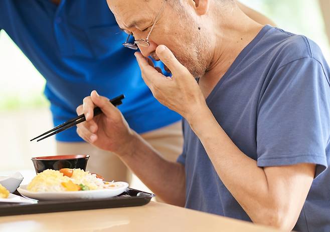 고령층은 삼킴장애(연하곤란)가 발생하면서 사레들리는 일이 잦다./사진=게티이미지뱅크