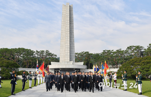 우원식 국회의장이 비롯한 주호영 국회부의장, 상임위원장단, 정당 원내대표들이 28일 오전 서울 동작구 국립서울현충원 참배를 마친 뒤 이동하고 있다. [사진=곽영래 기자]