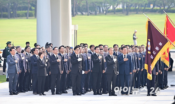 우원식 국회의장이 비롯한 주호영 국회부의장, 상임위원장단, 정당 원내대표들이 28일 오전 서울 동작구 국립서울현충원을 참배하고 있다. [사진=곽영래 기자]