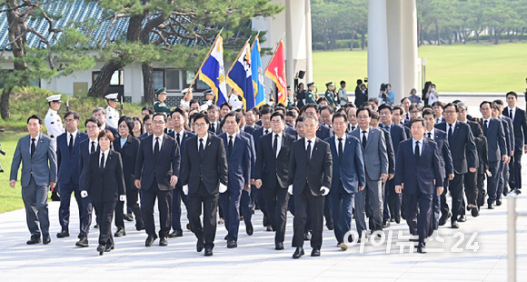 우원식 국회의장이 비롯한 주호영 국회부의장, 상임위원장단, 정당 원내대표들이 28일 오전 서울 동작구 국립서울현충원을 참배하고 있다. [사진=곽영래 기자]