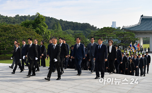 우원식 국회의장이 비롯한 주호영 국회부의장, 상임위원장단, 정당 원내대표들이 28일 오전 서울 동작구 국립서울현충원을 참배하고 있다. [사진=곽영래 기자]