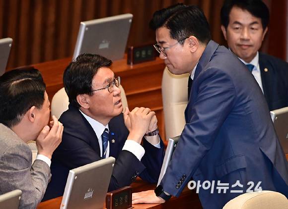 황운하 조국혁신당 원내대표와 더불어민주당 박찬대 원내대표가 지난 27일 오후 서울 여의도 국회에서 열린 본회의에서 대화를 나누고 있다. [사진=곽영래 기자]