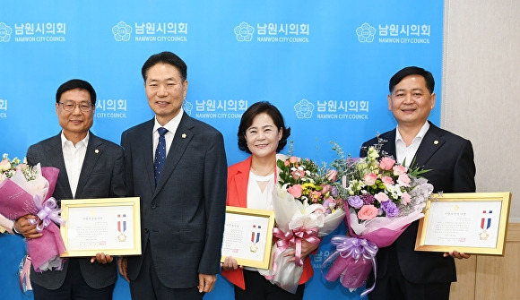 지방의정봉사상을 받은 이기열·김길수·오창숙 남원시의원 [사진=남원시의회 ]