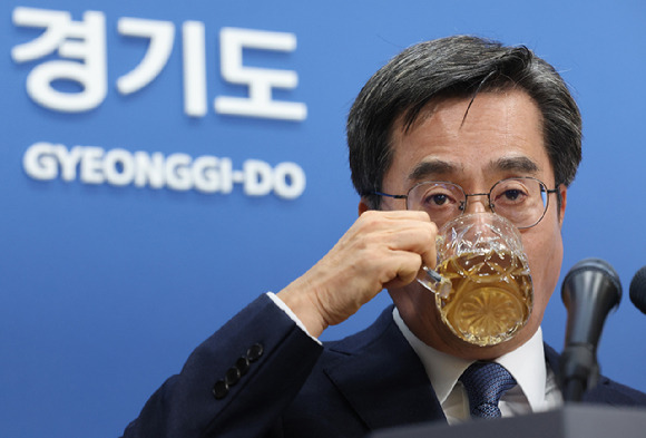 김동연 경기도지사가 2023년 12월 4일 오후 경기도 수원시 경기도청 브리핑룸에서 검찰의 경기도청 압수수색 관련 기자회견을 하고 있다. (공동취재) [사진=뉴시스]