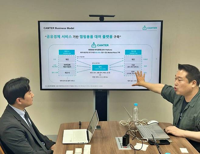 컨설팅 중인 강재상 패스파인더넷 대표(오른쪽)와 경청 중인 정성식 캠터 대표(왼쪽) / 출처=IT동아
