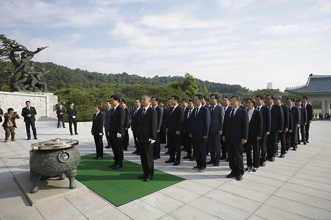 우원식 국회의장을 비롯한 22대 국회 전반기 의장단 및 상임위원장들이 28일 국립서울현충원에서 참배하고 있다. 뉴시스