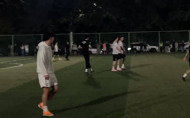 ▲ 지난 27일 손흥민이 서울 광진구 아차산 인근 풋살장에 나타나 축구회원들과 축구경기를 하고 있다.[사진제공=축구 온라인 커뮤니티 영상 캡처]