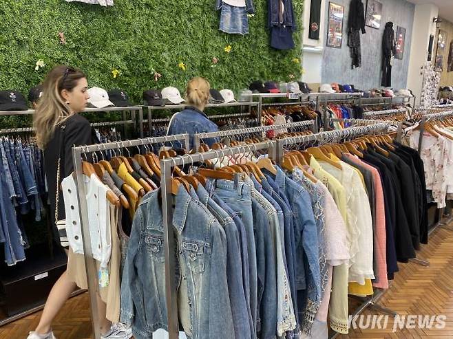 서울의 한 빈티지 의류 매장. 최근 새 옷이 아닌 ‘기존에 만들어진 옷’을 다시 찾아 입는 젊은 소비자가 늘었다. 쿠키뉴스 자료사진