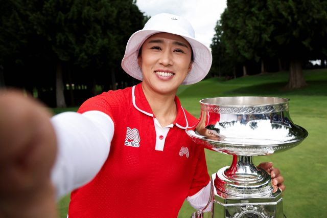 지난 24일 막을 내린 LPGA투어 시즌 세 번째 메이저대회 KPMG 위민스 PGA챔피언십에서 우승한 양희영이 트로피를 들고 셀카를 찍고 있다. AFP연합뉴스