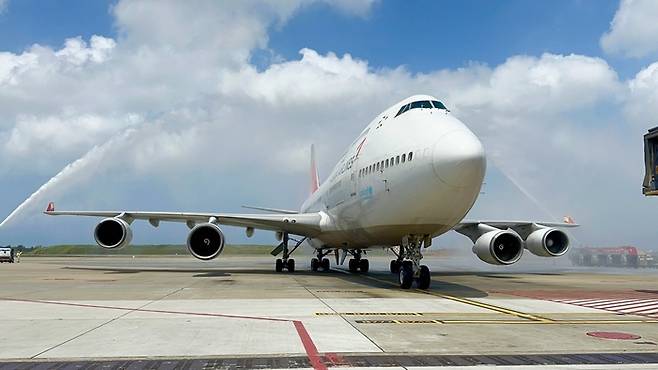 아시아나항공 B747 여객기가 25일(현지시간) 타이베이 타오위안 국제공항에 도착해 마지막 운항 기념 물대포 환영(Water Salute)을 받고 있다. [사진 제공=아시아나항공]