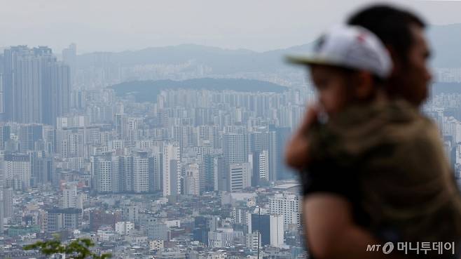 [서울=뉴시스] 김진아 기자 = 서울의 전세가격이 57주째 상승세를 이어가고 있다. 한국부동산원이 최근 발표한 6월 셋째 주 전국 아파트 가격 동향에 따르면 이번 주 전국 전세가격은 0.04% 상승했다. 올해 누적 전세가격 변동률은 서울 2%, 경기 1.54%, 인천 2.89%로 전국 평균 0.67%를 상회했다. 서울은 이번 주 0.17% 올라 57주 연속 상승했다. 사진은  서울 중구 남산에서 바라본 아파트 단지. 2024.06.23 bluesoda@newsis.com /사진=김진아