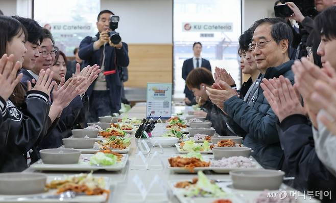 (서울=뉴스1) 김도우 기자 = 한덕수 국무총리가 29일 서울 성북구 고려대학교 학생회관을 찾아 학생들과 함께 천원의 아침밥 식사를 하고 있다. 2024.3.29/뉴스1  Copyright (C) 뉴스1. All rights reserved. 무단 전재 및 재배포,  AI학습 이용 금지. /사진=(서울=뉴스1) 김도우 기자