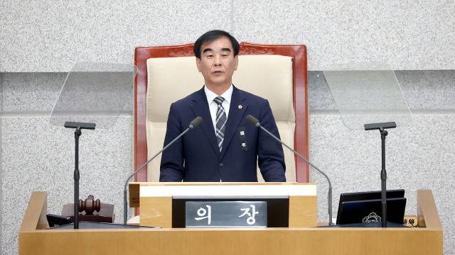 염종현 경기도의회 의장 지난 27일 '제375회 정례회 제4차 본회의'에서 전반기 의정활동을 마무리하는 폐회사를 하고 있다./사진제공=경기도의회