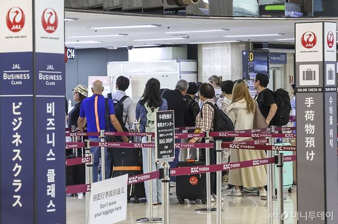 [서울=뉴시스] 정병혁 기자 = 21일 서울 강서구 김포국제공항 국제선 출국카운터에서 여행객들이 수속을 위해 줄 서 있다. 올해 1~5월 한국과 일본을 오간 항공 승객 수가 1000만명을 넘으며 역대 최다를 기록했다.   항공 통계에 따르면 올해 1~5월 한국~일본 노선을 이용한 항공 승객 수는 1015만 6796명(출발·도착 합산)으로 집계됐다. 이는 작년 동기(694만 5507명) 대비 46.2% 증가한 수치다.2024.06.21. jhope@newsis.com /사진=정병혁