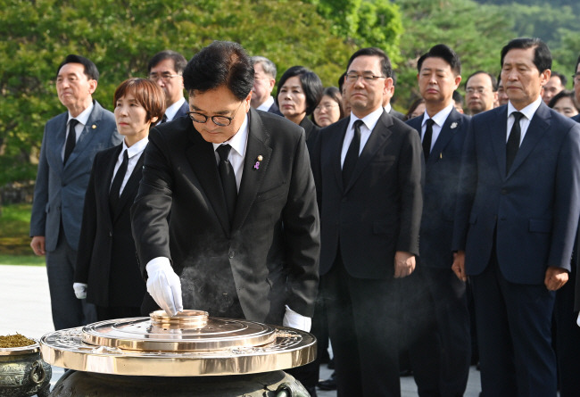 국회의장단 현충원 참배 우원식(맨 앞) 국회의장과 이학영(두 번째 줄 오른쪽)·주호영(〃 오른쪽 두 번째) 국회부의장이 28일 오전 서울 동작구 국립서울현충원에서 22대 국회 전반기 상임위원장 등과 함께 참배하고 있다.  박윤슬 기자