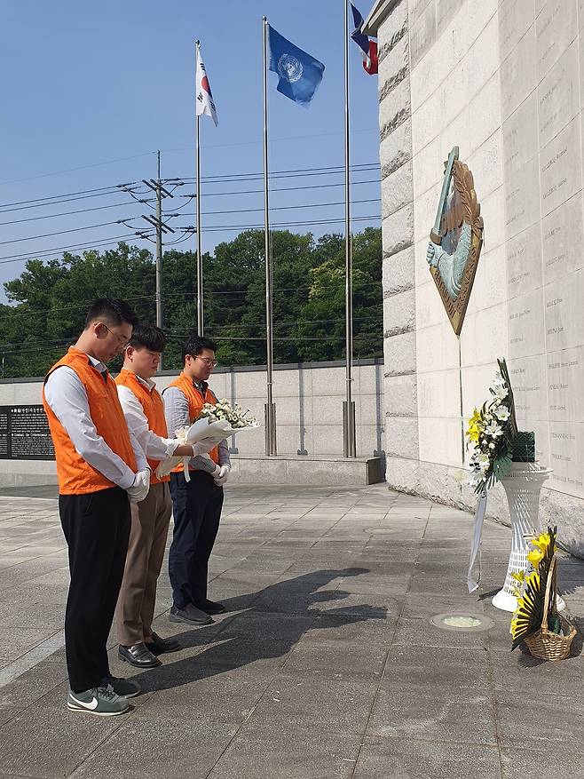 한화오션 직원들이 6.25 전쟁 UN참전국 기념비를 찾아 헌화했다. [한화오션 제공]