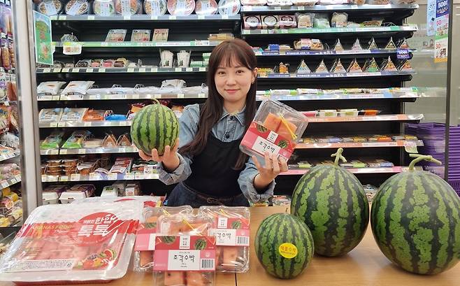 CU가 판매 중인 5㎏ 수박과 조각 수박 상품. [CU 제공]