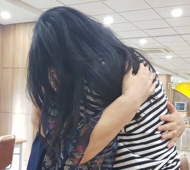 1988년 태어난 지 4개월 만에 네덜란드로 입양됐던 수잔 씨는 지난 5월 중랑경찰서의 도움으로 한국에서 친엄마를 만났다. 이들은 36년 만에 서로를 껴안았다.[사진=Suzanne Van Kooij 제공]