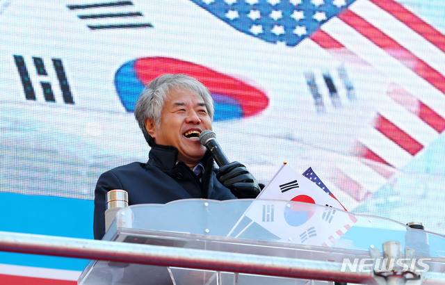 [서울=뉴시스]홍효식 기자 = 전광훈 한국기독교총연합회 대표회장이 4일 서울 종로구 교보빌딩 앞에서 문재인하야범국민투쟁본부 주최로 열린 '대한민국 바로세우기 국민대회'에 참석해 발언하고 있다. 2020.01.04. yesphoto@newsis.com