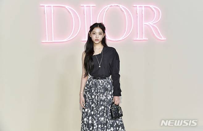 [뉴욕=AP/뉴시스] 디올 홍보대사인 뉴진스의 해린이 15일(현지시각) 미국 뉴욕의 브루클린 박물관에서 열린 디올 프리폴 2024 패션쇼에 참석해 포토타임을 갖고 있다. 2024.04.16.