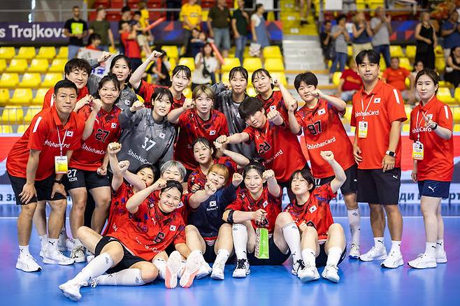 [서울=뉴시스] 한국 20세 이하(U-20) 여자 핸드볼 국가대표팀. (사진=국제핸드볼연맹 제공) *재판매 및 DB 금지