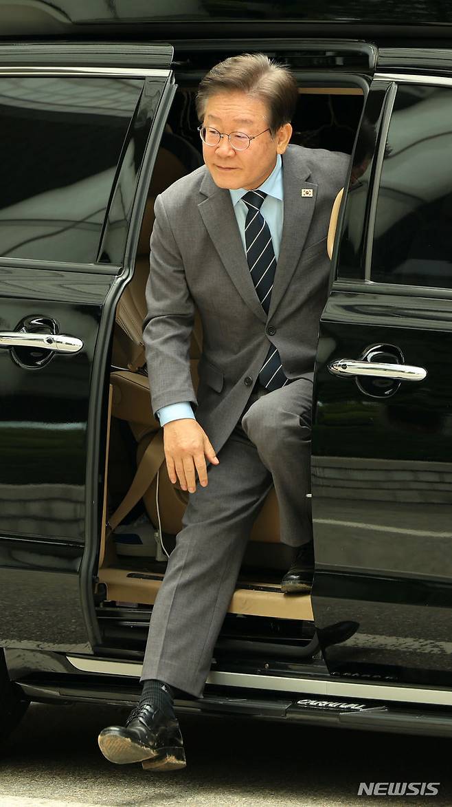 [서울=뉴시스] 홍효식 기자 = 이재명 더불어민주당 전 대표가 28일 서울 서초구 서울중앙지법에서 열린 '故김문기·백현동 허위 발언 공직선거법 위반 혐의' 관련 25차 공판에 출석하고 있다. 2024.06.28. yesphoto@newsis.com