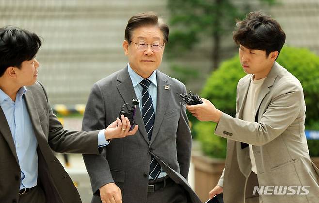 [서울=뉴시스] 홍효식 기자 = 이재명 더불어민주당 전 대표가 28일 서울 서초구 서울중앙지법에서 열린 '故김문기·백현동 허위 발언 공직선거법 위반 혐의' 관련 25차 공판에 출석하고 있다. 2024.06.28. yesphoto@newsis.com