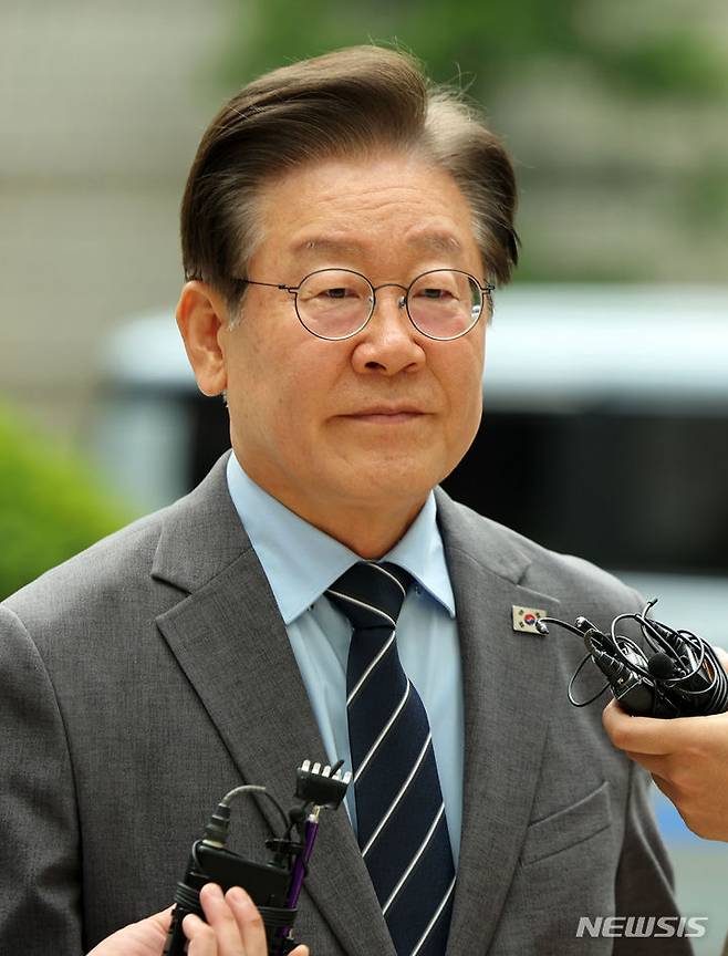 [서울=뉴시스] 홍효식 기자 = 이재명 더불어민주당 전 대표가 28일 서울 서초구 서울중앙지법에서 열린 '故김문기·백현동 허위 발언 공직선거법 위반 혐의' 관련 25차 공판에 출석하고 있다. 2024.06.28. yesphoto@newsis.com