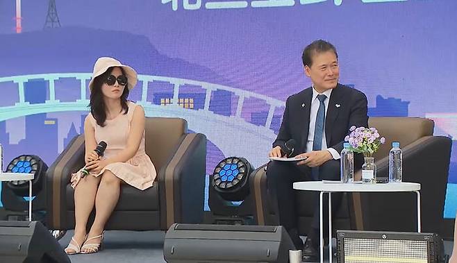 지난 21일 '토크 콘서트'에 참석한 김영호 통일부 장관과 동해 목선 탈북민