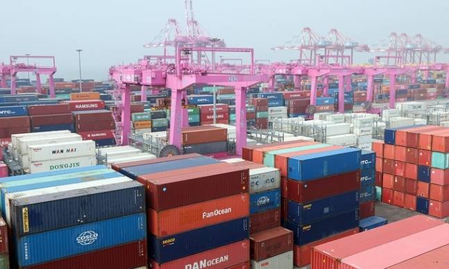 인천 연수구 인천신항 컨테이너 터미널에 컨테이너가 쌓여 있는 모습. 뉴시스