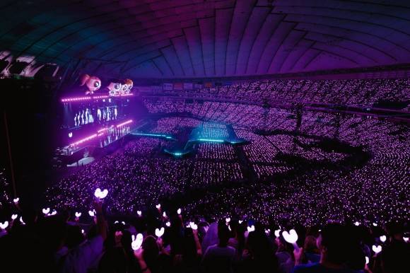 지난 27일 뉴진스 ‘버니즈 캠프 2024 도쿄돔’ 공연장 전경. 어도어 제공