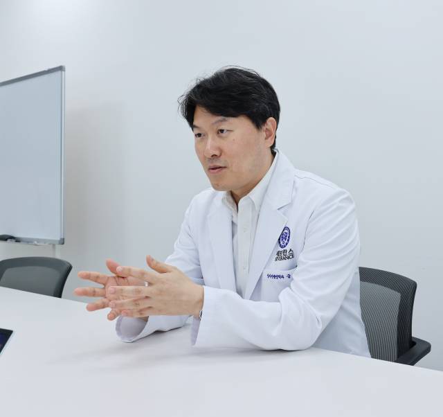금웅섭 연세암병원 중입자치료센터장이 서울경제신문과의 인터뷰에서 중입자치료 도입 시 기대되는 효과에 대해 설명하고 있다. 사진 제공=연세암병원