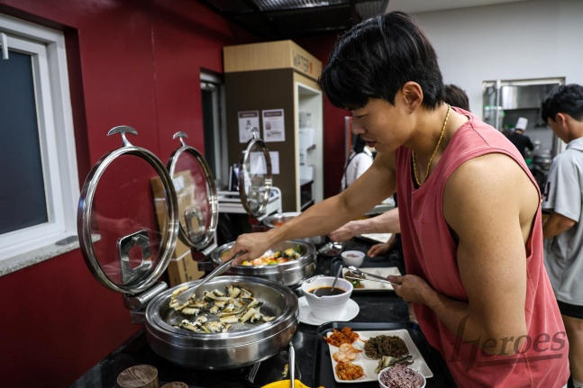 키움 선수단이 27일 고척 NC전을 마치고 특식을 먹고 있다. /사진=키움 히어로즈 제공