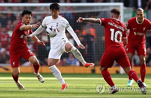 시즌 종료 후 국내에서 휴식 중인 손흥민이 서울의 한 축구장서 깜짝 등장했다. 한 축구 팬이 28일 온라인 커뮤니티에 올린 손흥민과 공 찬 후기 글에는 일반인들과 공을 차는 손흥민의 사진과 영상이 올라왔다. 연합뉴스에 따르면 손흥민 측은 27일 저녁 축구장에 간 게 맞다고 확인하면서 개인적으로 운동하러 갔던 것이라고 전했다. 작성자는 오늘만큼은 내가 성공한 덕후, 대한민국에서 가장 운 좋은 남자라고 생각한다고 감격했다. 연합뉴스