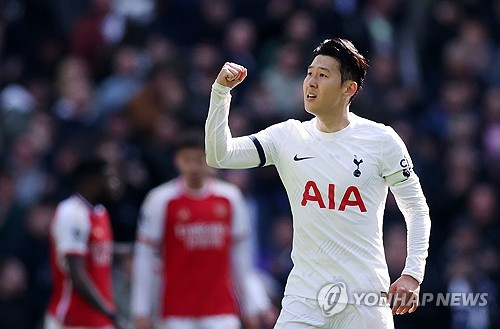 시즌 종료 후 국내에서 휴식 중인 손흥민이 서울의 한 축구장서 깜짝 등장했다. 한 축구 팬이 28일 온라인 커뮤니티에 올린 손흥민과 공 찬 후기 글에는 일반인들과 공을 차는 손흥민의 사진과 영상이 올라왔다. 연합뉴스에 따르면 손흥민 측은 27일 저녁 축구장에 간 게 맞다고 확인하면서 개인적으로 운동하러 갔던 것이라고 전했다. 작성자는 오늘만큼은 내가 성공한 덕후, 대한민국에서 가장 운 좋은 남자라고 생각한다고 감격했다. 연합뉴스