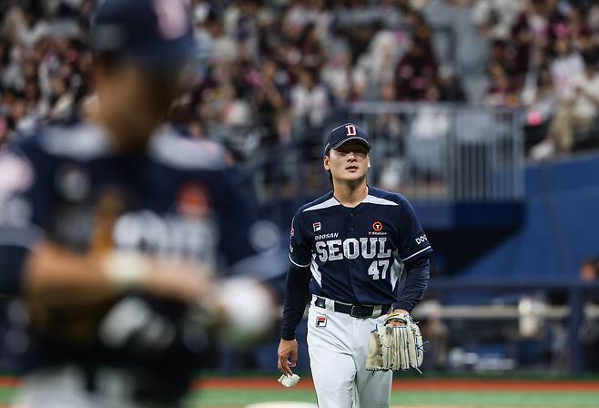 16일 서울 고척스카이돔에서 열린 2024 신한 SOL Bank KBO리그 키움 히어로즈와 두산 베어스의 경기, 두산 선발투수 곽빈이 이닝을 마친 후 더그아웃으로 향하고 있다. 두산 베어스