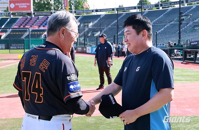 김경문 한화 감독(왼쪽)과 김태형 롯데 감독은 28일 사직구장에서 열릴 '2024 신한 SOL Bank KBO 리그' 주말 3연전 첫 경기를 앞두고 만났다. 롯데 자이언츠