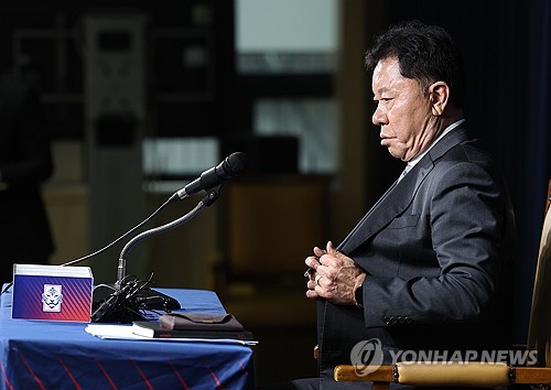 정해성 국가대표전력강화위원장이 사의를 표명하면서 대표팀 정식 감독 선임도 미궁 속에 빠질 위기다. 28일 대한축구협회 관계자에 따르면 정 위원장은 이날 KFA 관계자에게 구두로 사의를 표명했다. 정확한 이유는 밝혀지지 않았으나 최근 대표팀 정식 감독을 물색하는 과정에서 김도훈, 홍명보 등 유력한 국내파 감독들이 감독직을 고사하며 큰 부담을 느꼈던 것으로 보인다. 연합뉴스