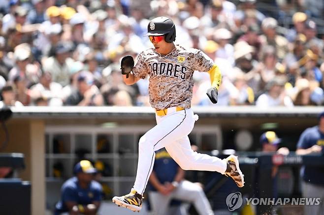 홈경기에서 역주하는 김하성 (샌디에이고 AFP=연합뉴스) 샌디에이고 파드리스 김하성이 23일(현지시간) 미국 캘리포니아주 샌디에이고 펫코파크에서 열린 2024 미국프로야구(MLB) 밀워키 브루어스와 경기에서 홈으로 달리고 있다. 2024.06.24 khmoon@yna.co.kr