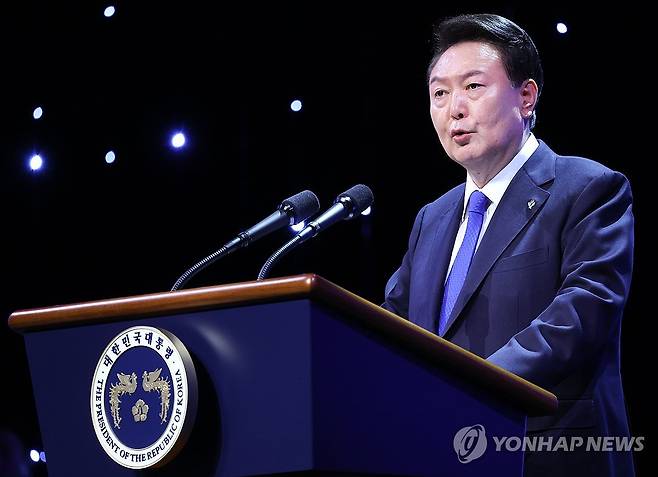 74주년 6·25전쟁, 기념사 하는 윤석열 대통령 (대구=연합뉴스) 홍해인 기자 = 윤석열 대통령이 25일 대구 엑스코에서 열린 '6·25전쟁 제74주년 행사'에 참석해 기념사를 하고 있다. 2024.6.25 [대통령실통신사진기자단] hihong@yna.co.kr