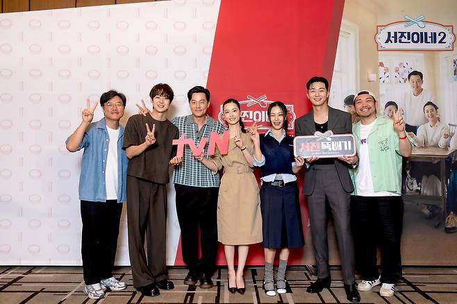 tvN 예능 '서진이네2' 출연진과 PD들 왼쪽부터 나영석 PD, 최우식, 이서진, 정유미, 고민시, 박서준, 박현용 PD. [tvN 제공. 재판매 및 DB 금지]