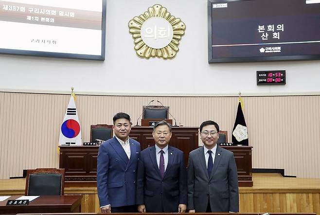 구리시의회 후반기 의장단 (구리=연합뉴스) 경기 구리시의회는 28일 임시회를 열고 후반기 의장으로 신동화(가운데) 의원을 선출했다. 부의장은 김성태(오른쪽) 의원, 운영위원장은 정은철 의원이 각각 선출됐다. 2024.6.28 [구리시의회 제공. 재판매 및 DB 금지]